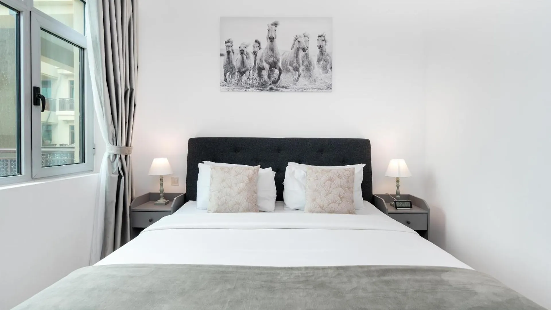 Lux Bnb I Turia Tower I Lake & Garden View 迪拜 0*,