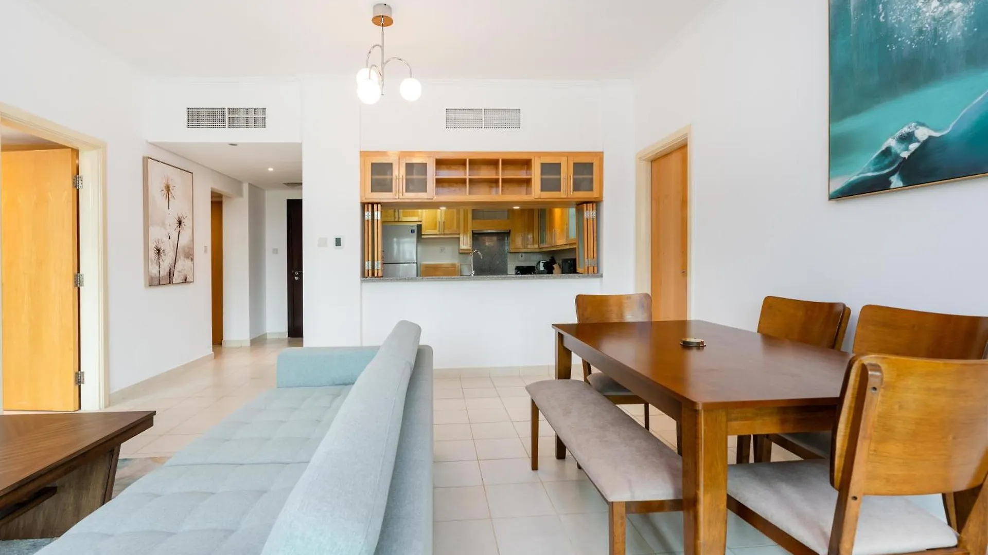 Lux Bnb I Turia Tower I Lake & Garden View 두바이 0*,  아랍에미리트