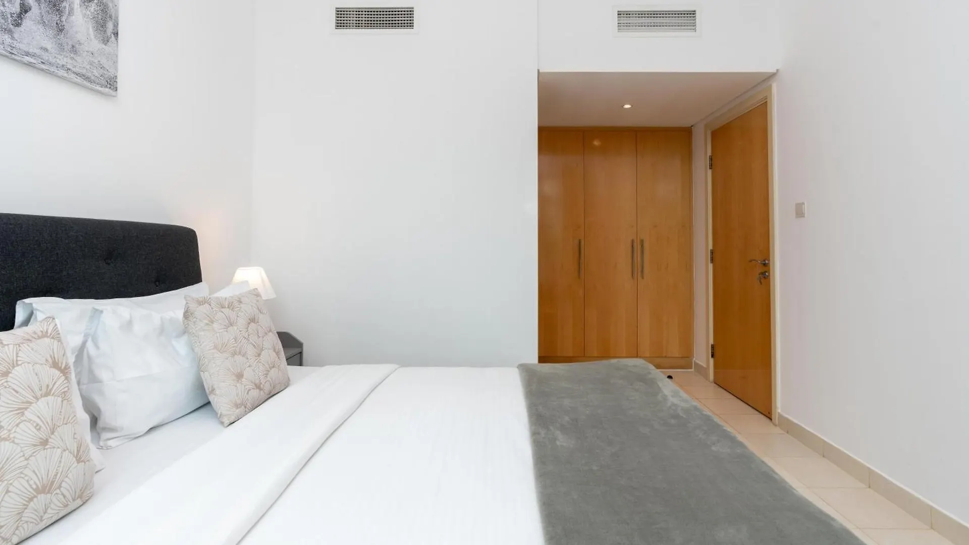 Lux Bnb I Turia Tower I Lake & Garden View 두바이