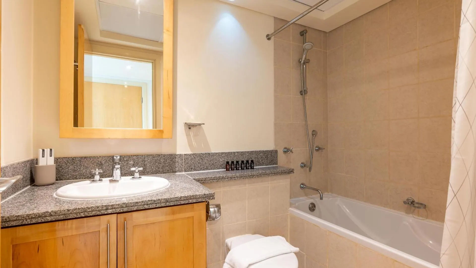 Lux Bnb I Turia Tower I Lake & Garden View 두바이 0*,