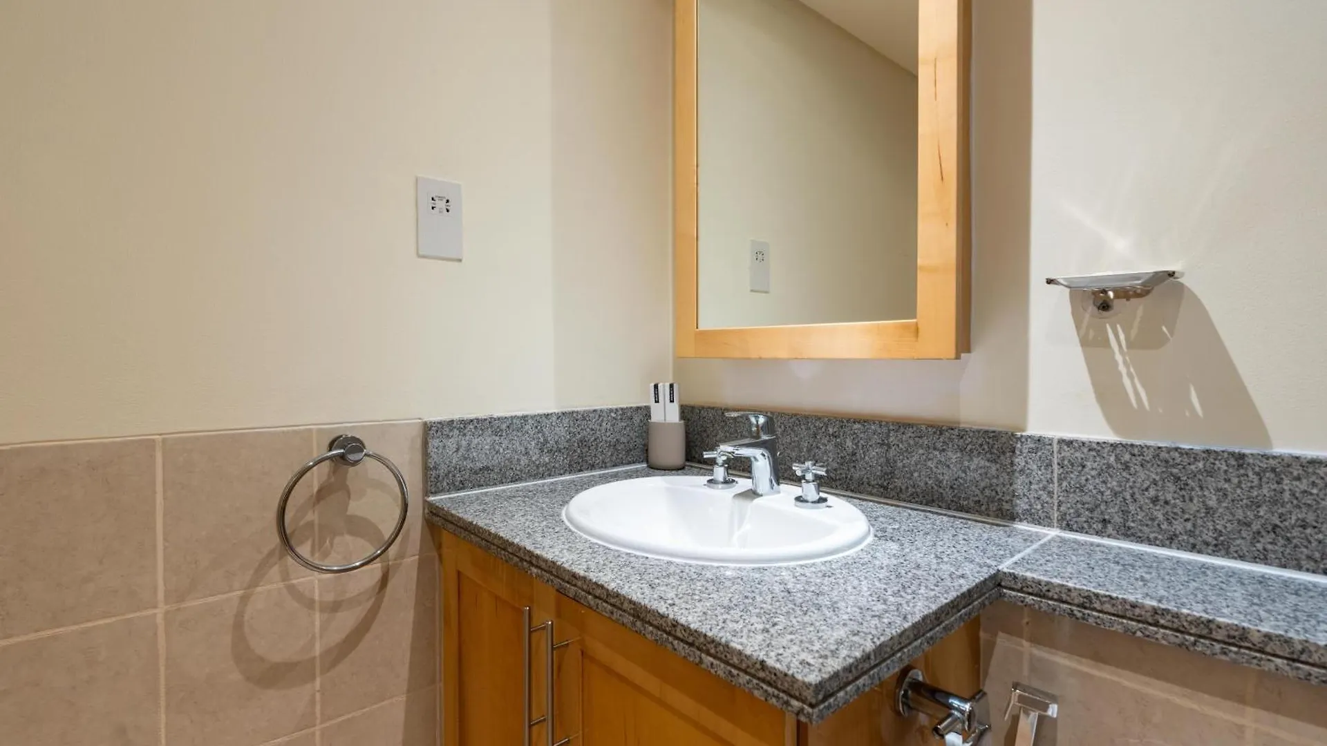 Lux Bnb I Turia Tower I Lake & Garden View 두바이 0*,  아랍에미리트