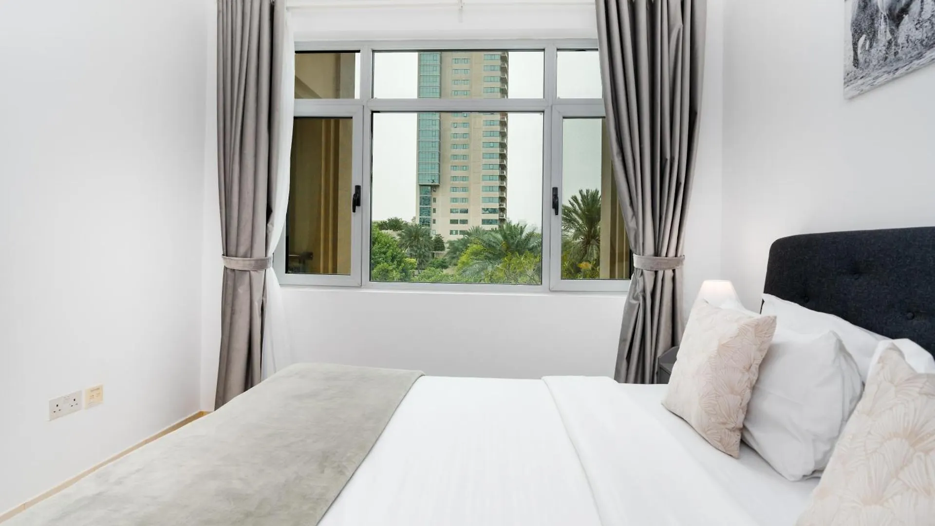 Lux Bnb I Turia Tower I Lake & Garden View 두바이 아파트
